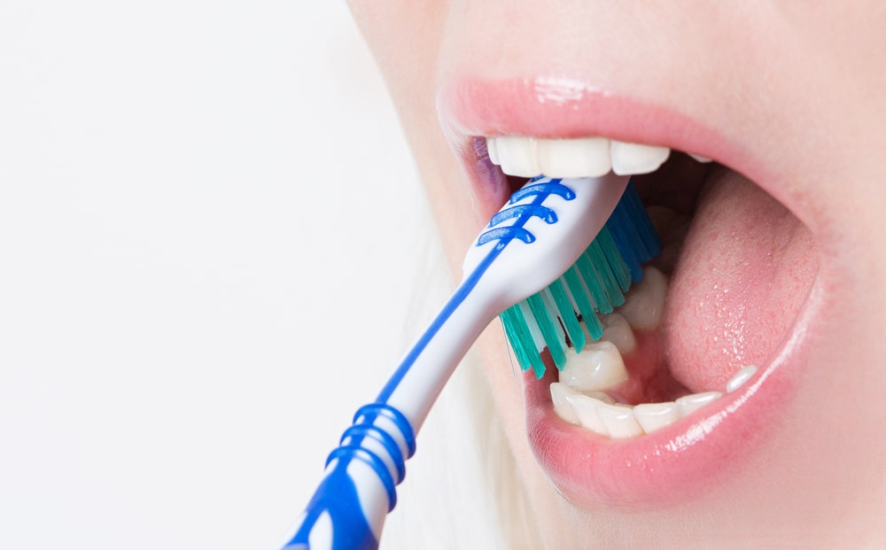 Utiliser une brosse à dents usée